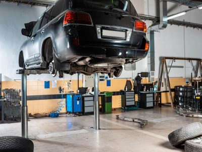 modern-black-car-raised-on-car-lift-in-workshop-2023-11-27-05-32-58-utc (2) (1)